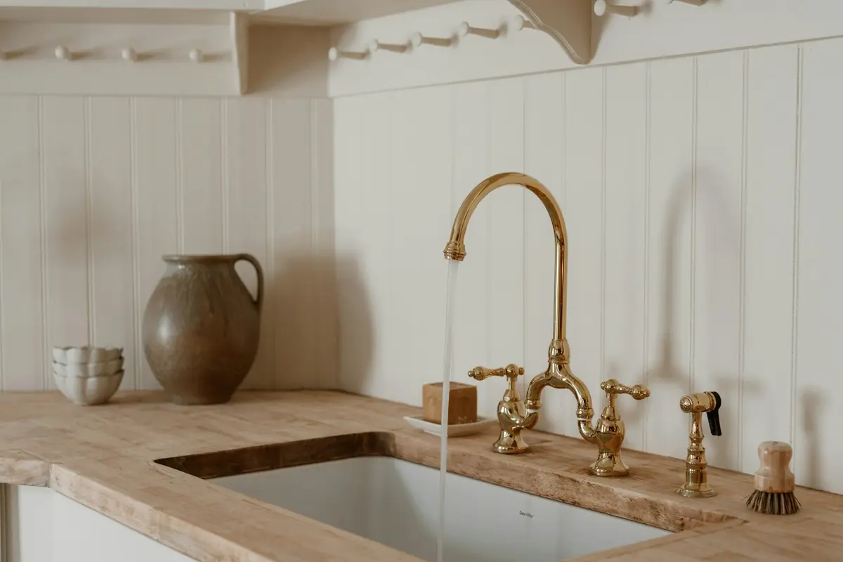 Clear water running from a kitchen tap, for water filtration in west Broward homes